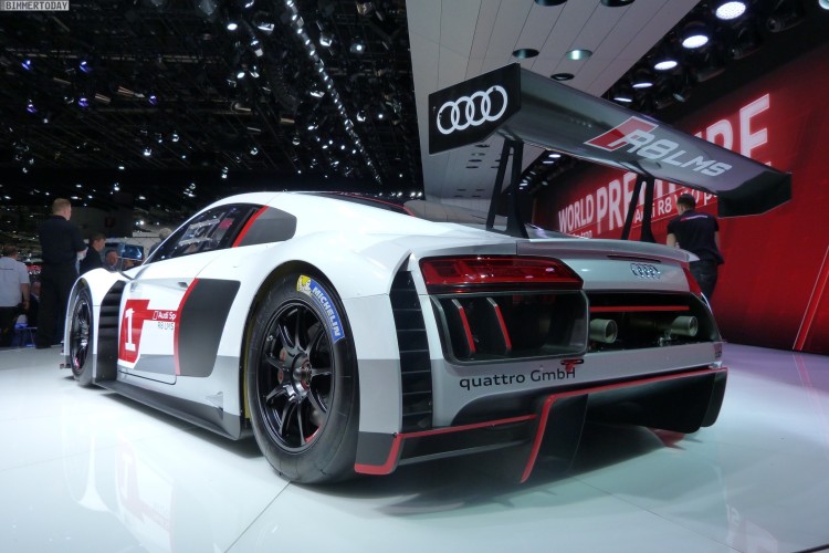 Audi R8 steht im Fokus des AudiStands auf dem Genfer Autosalon 2015 
