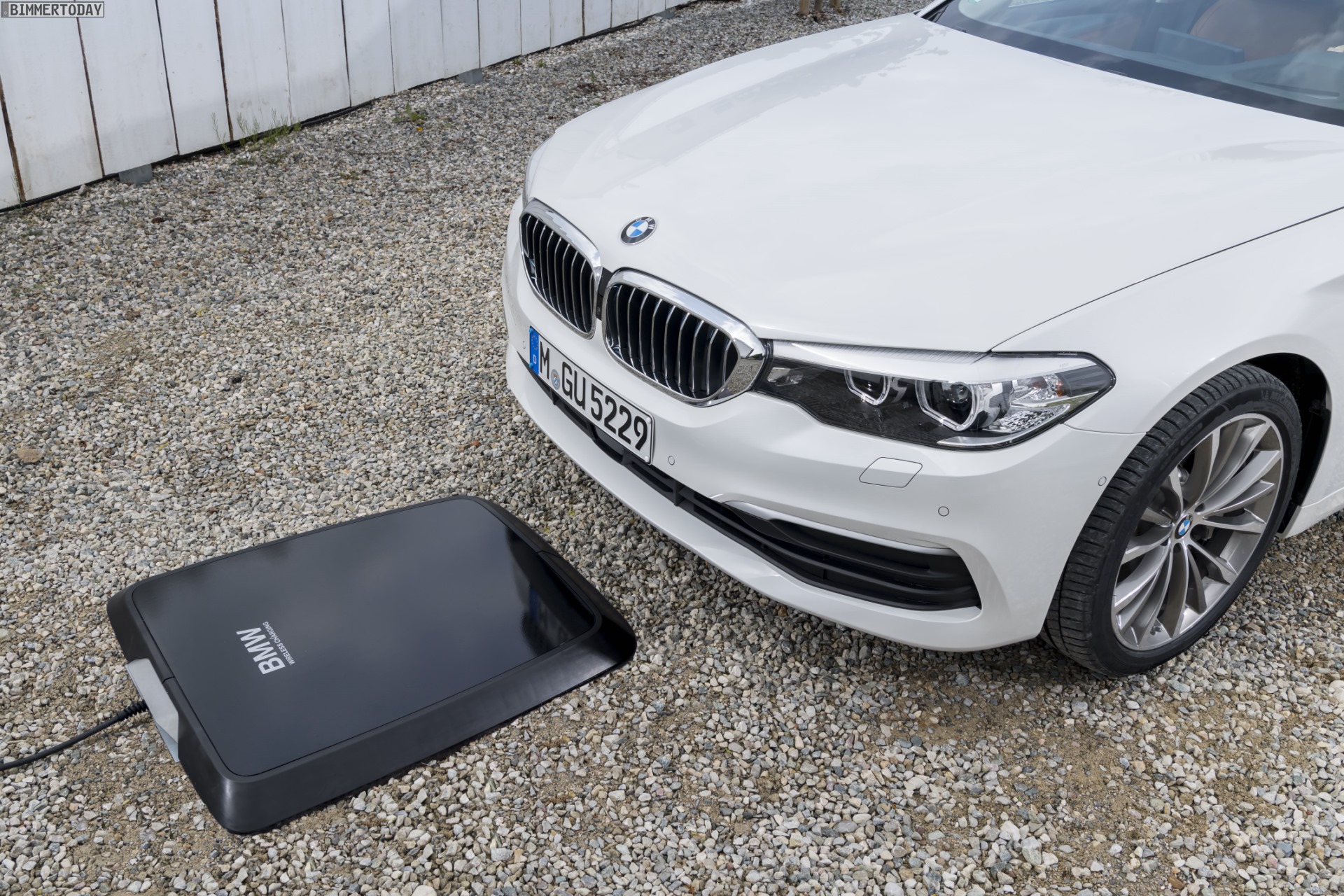 BMW-Wireless-Charging-2018-induktives-La
