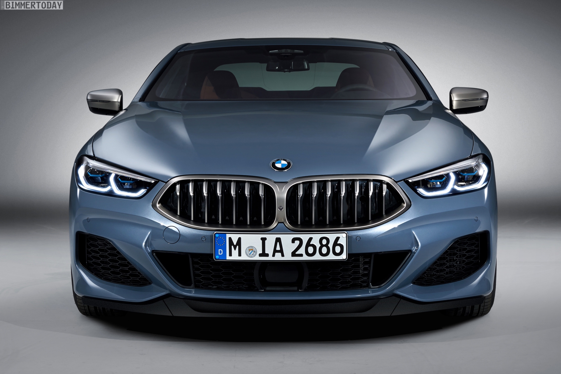 BMW M8 G15 Coupe Modellauto 1/43 – In Rot, Mit Individuellem Wunschkennzeichen, Metall/Plastik, Türen öffnen, Räder Drehen