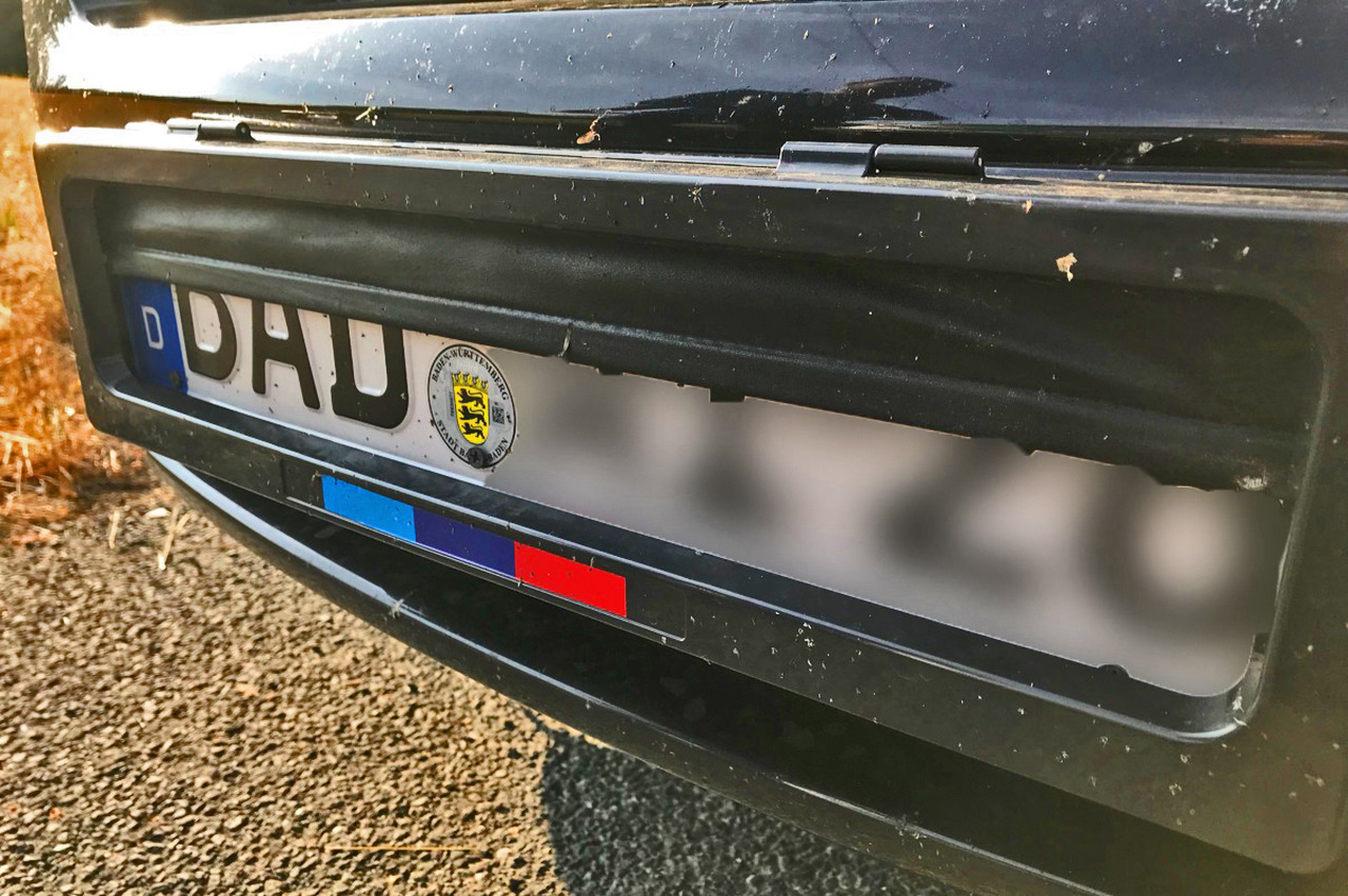https://cdn.bimmertoday.de/wp-content/uploads/2018/08/Kennzeichen-Jalousie-Polizei-erwischt-BMW-X5.jpg