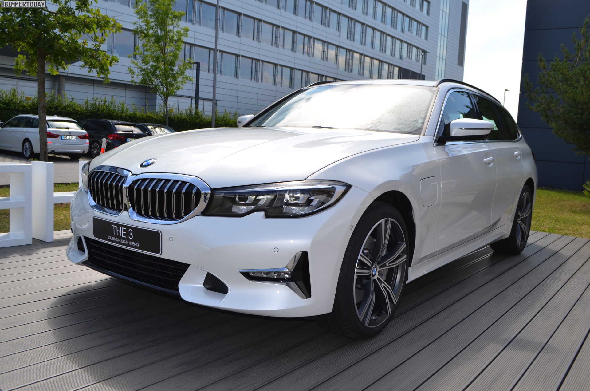 2020-BMW-330e-Touring-G21-3er-Plug-in-Hybrid-02.jpg