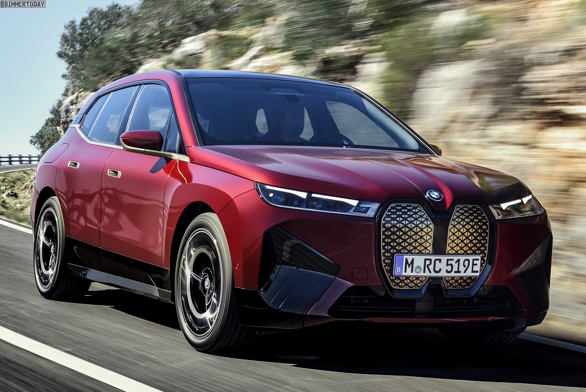 BMW iX mit Sportpaket in Rot: Mehr Fotos vom Elektro-SUV