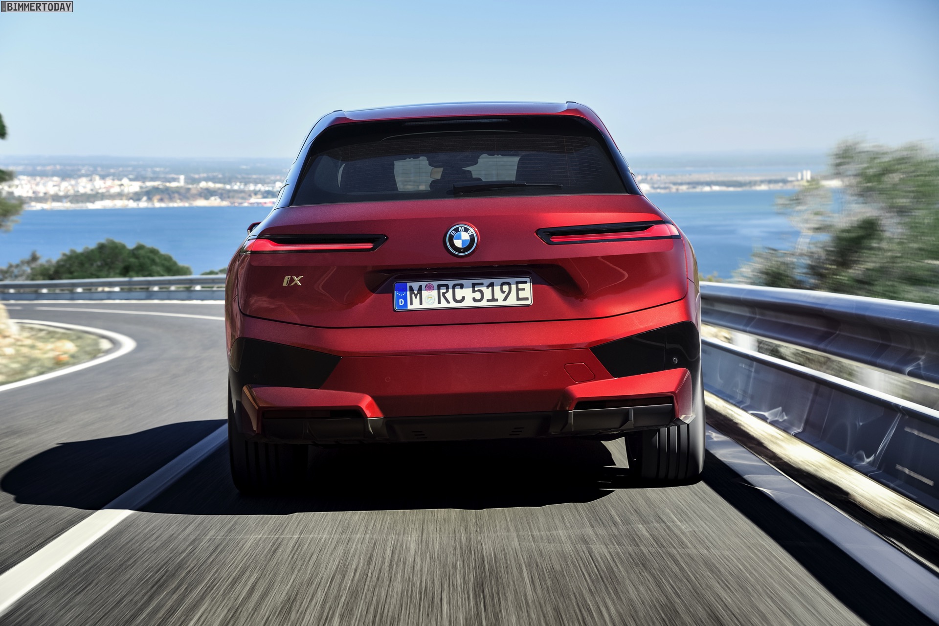 BMW iX mit Sportpaket in Rot: Mehr Fotos vom Elektro-SUV
