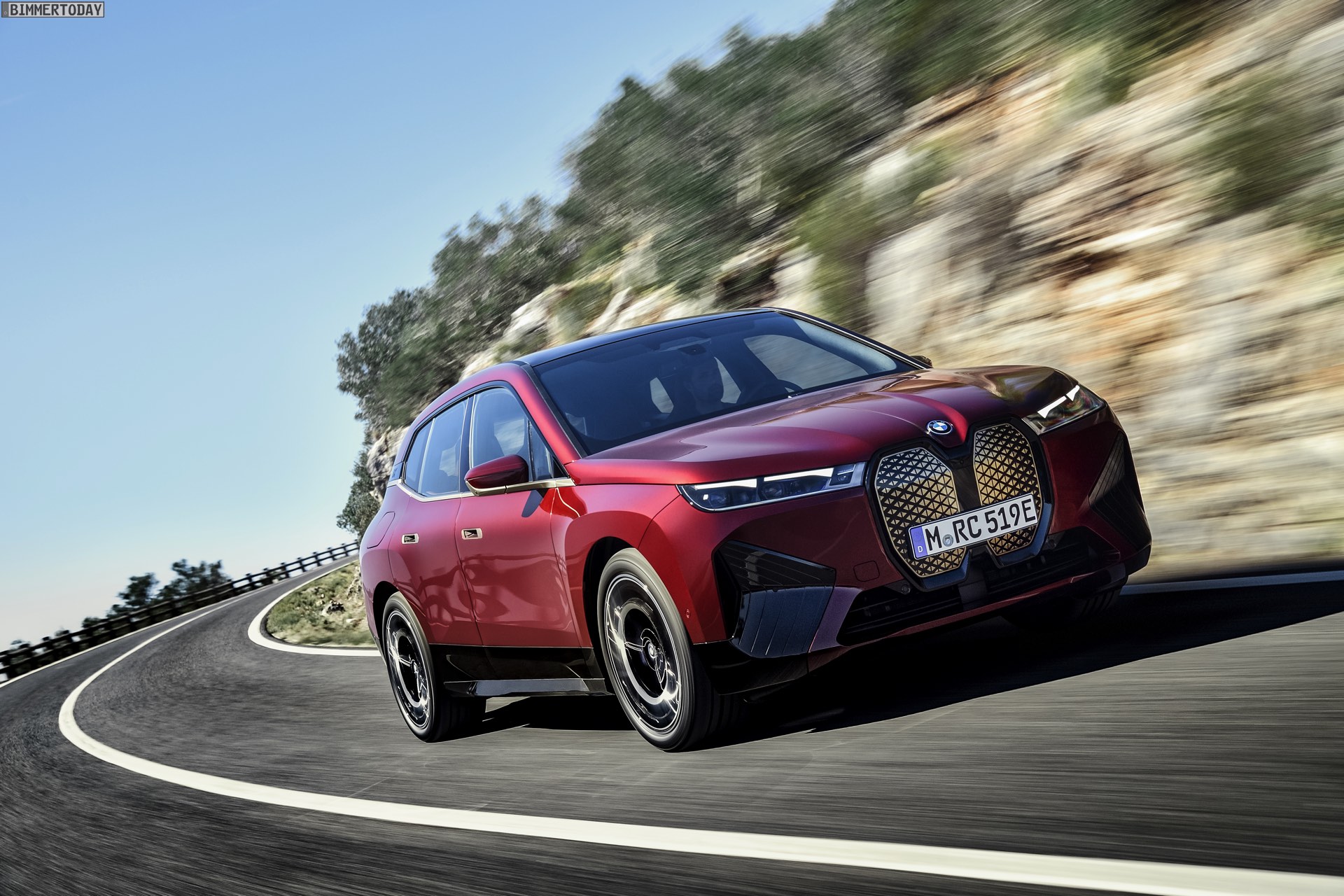 BMW iX mit Sportpaket in Rot: Mehr Fotos vom Elektro-SUV