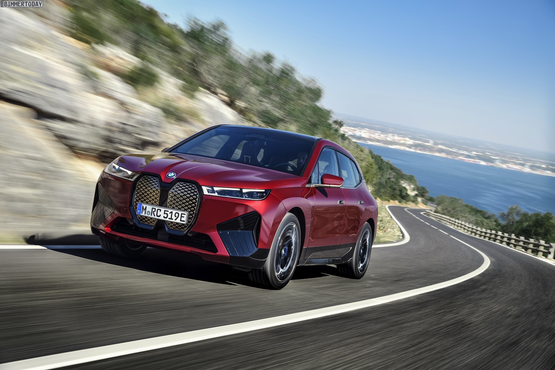 BMW iX mit Sportpaket in Rot: Mehr Fotos vom Elektro-SUV