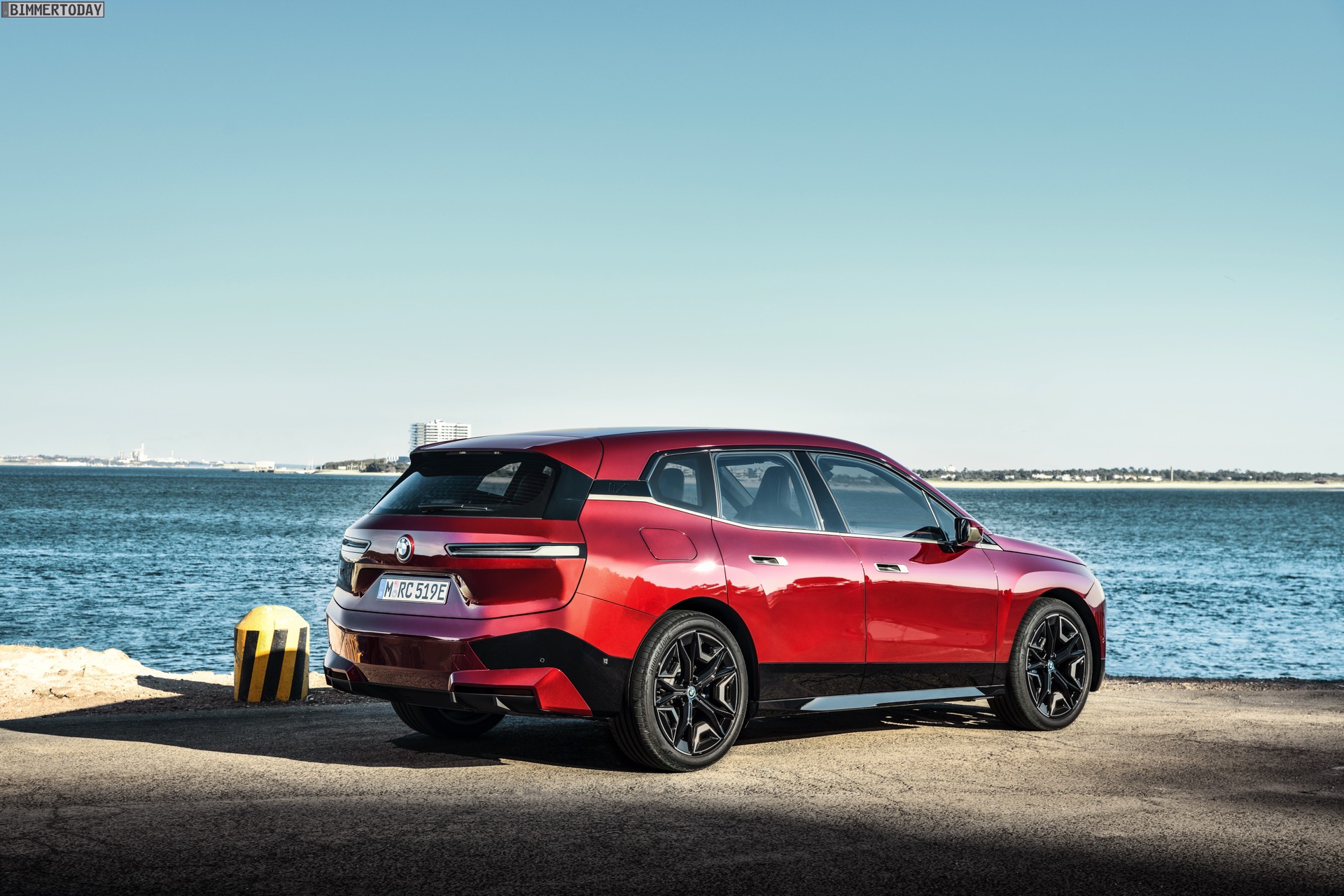 BMW iX mit Sportpaket in Rot: Mehr Fotos vom Elektro-SUV