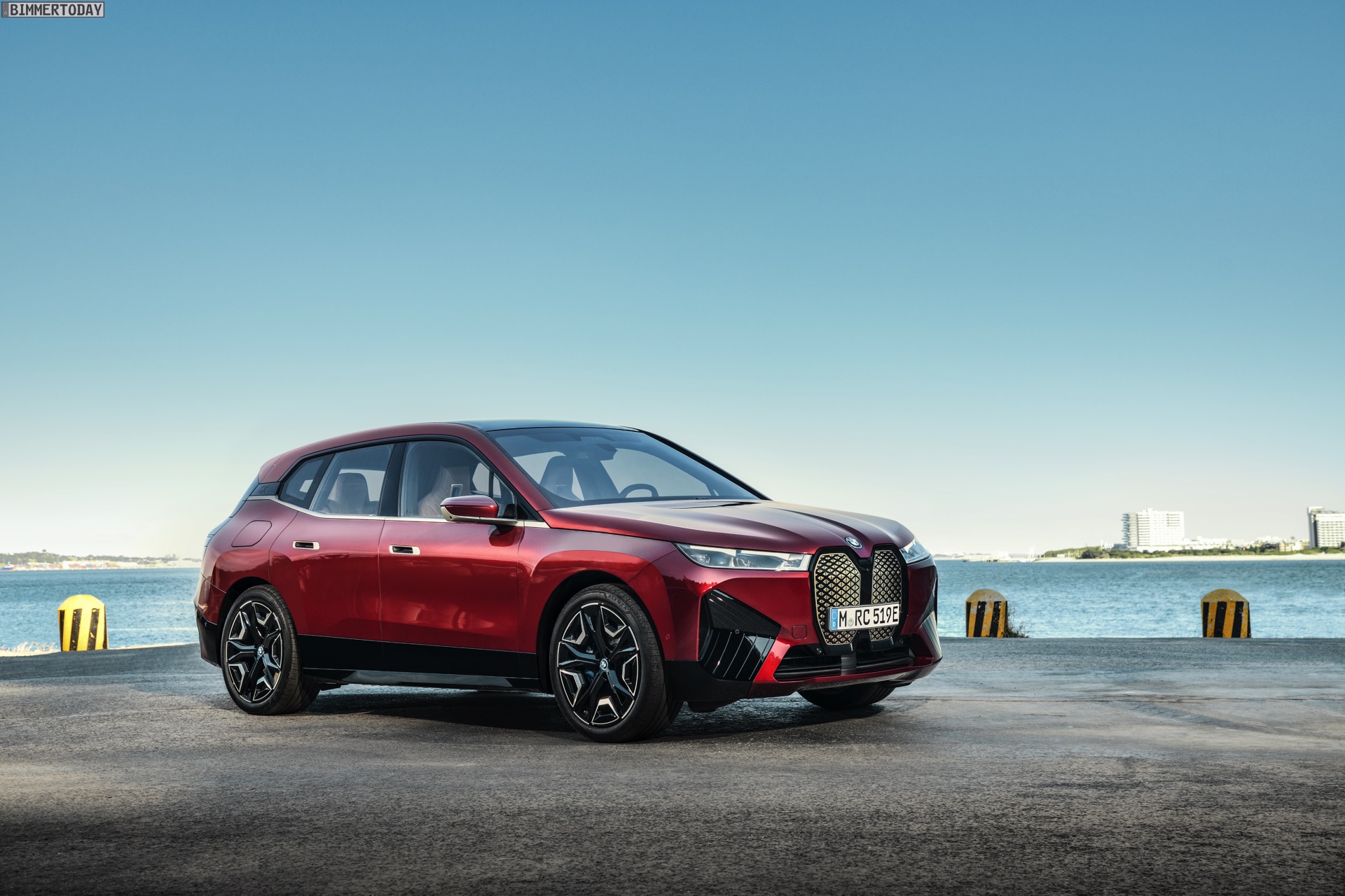 BMW iX mit Sportpaket in Rot: Mehr Fotos vom Elektro-SUV