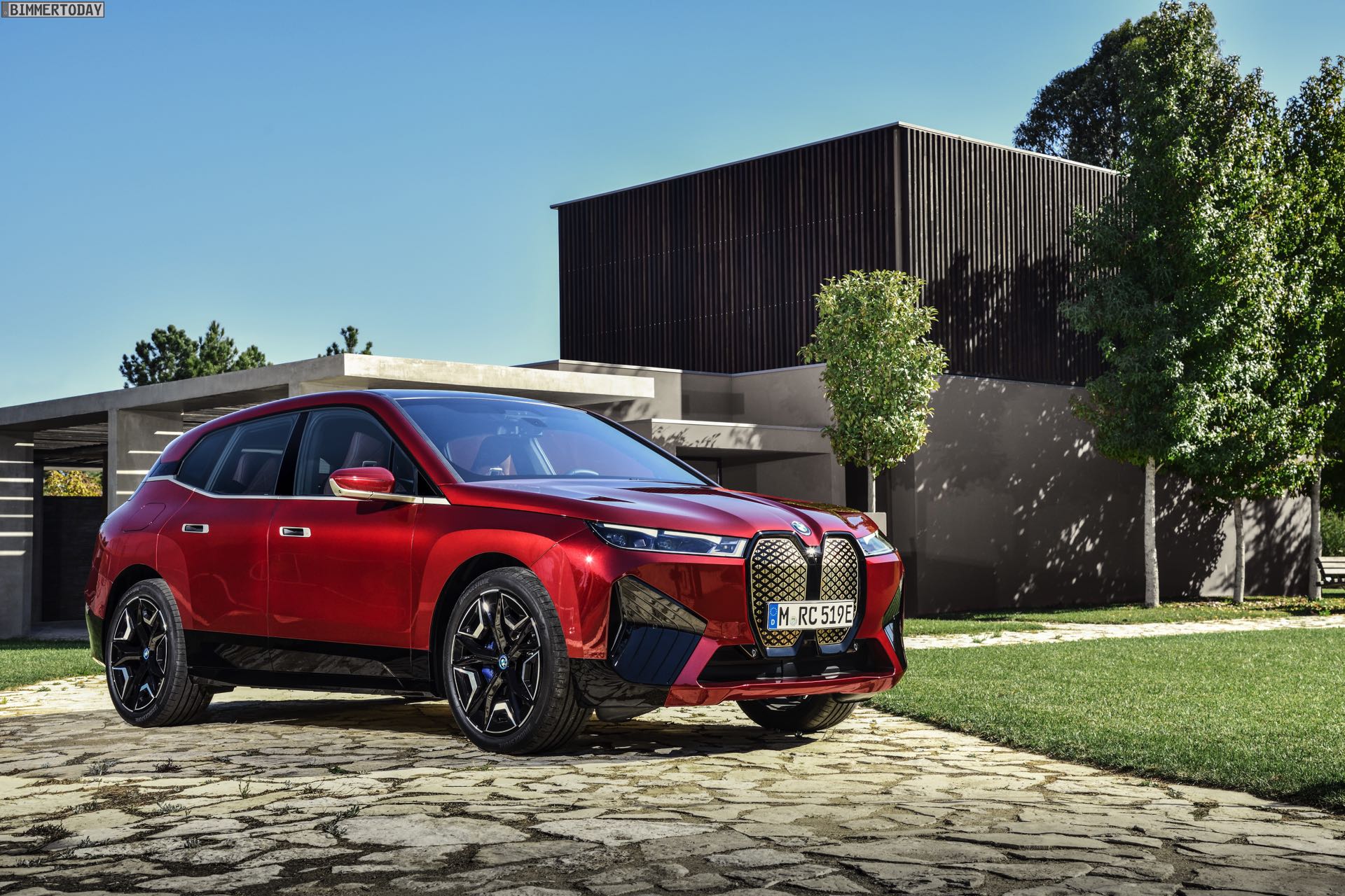BMW iX mit Sportpaket in Rot: Mehr Fotos vom Elektro-SUV