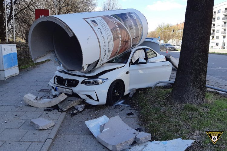 BMW M2 trifft Litfaßsäule: Auto Schrott, Fahrer unverletzt