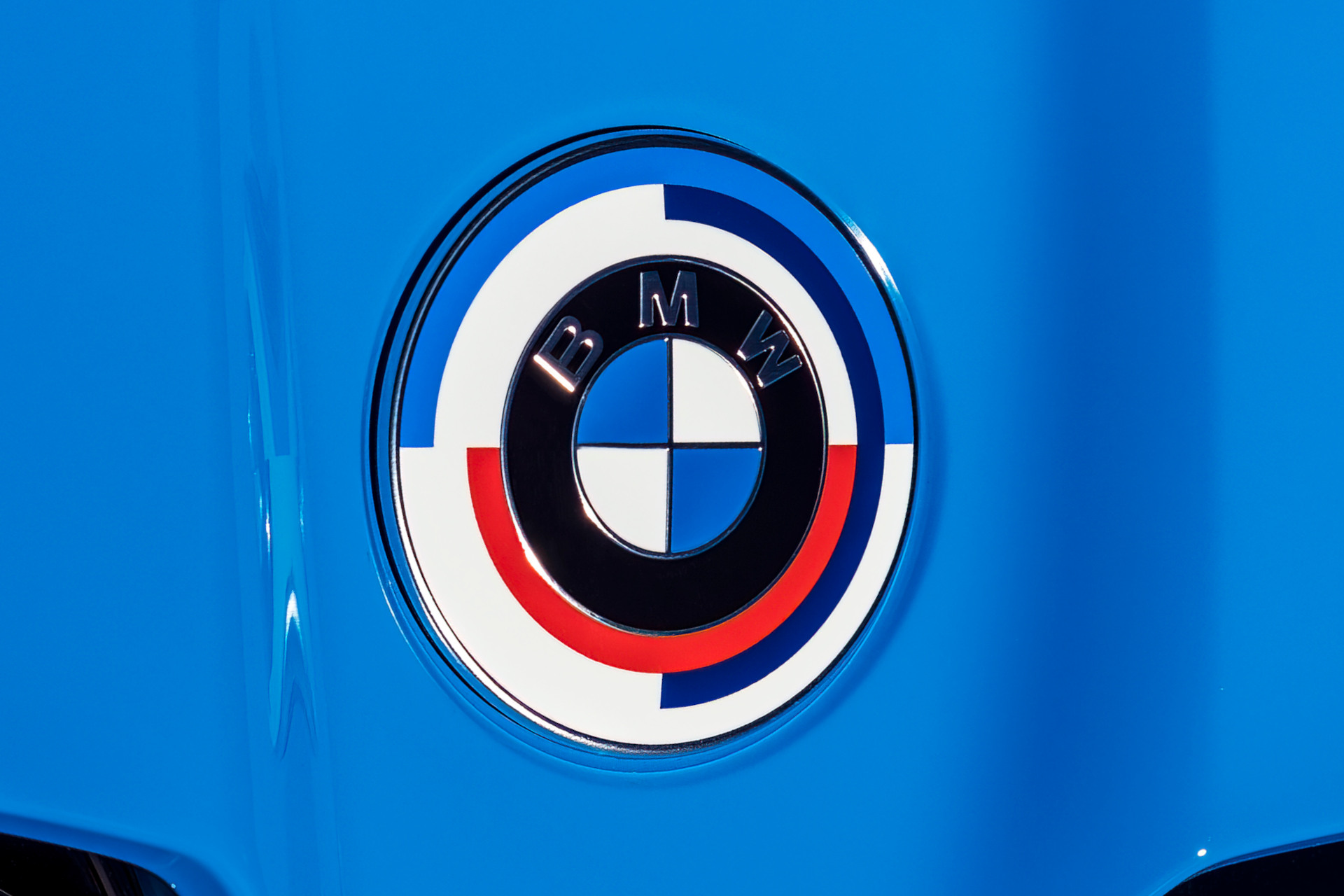 https://cdn.bimmertoday.de/wp-content/uploads/2022/01/BMW-M-50-Jahre-Emblem-2022-Motorsport-Logo.jpg