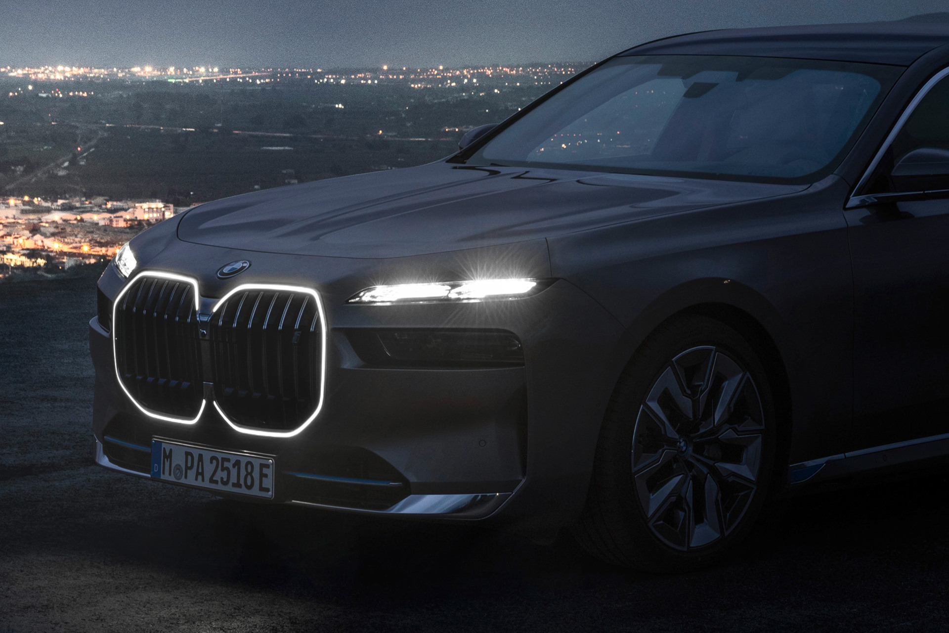 Beleuchtete Nieren-Kontur wird neues Merkmal (fast) aller BMW