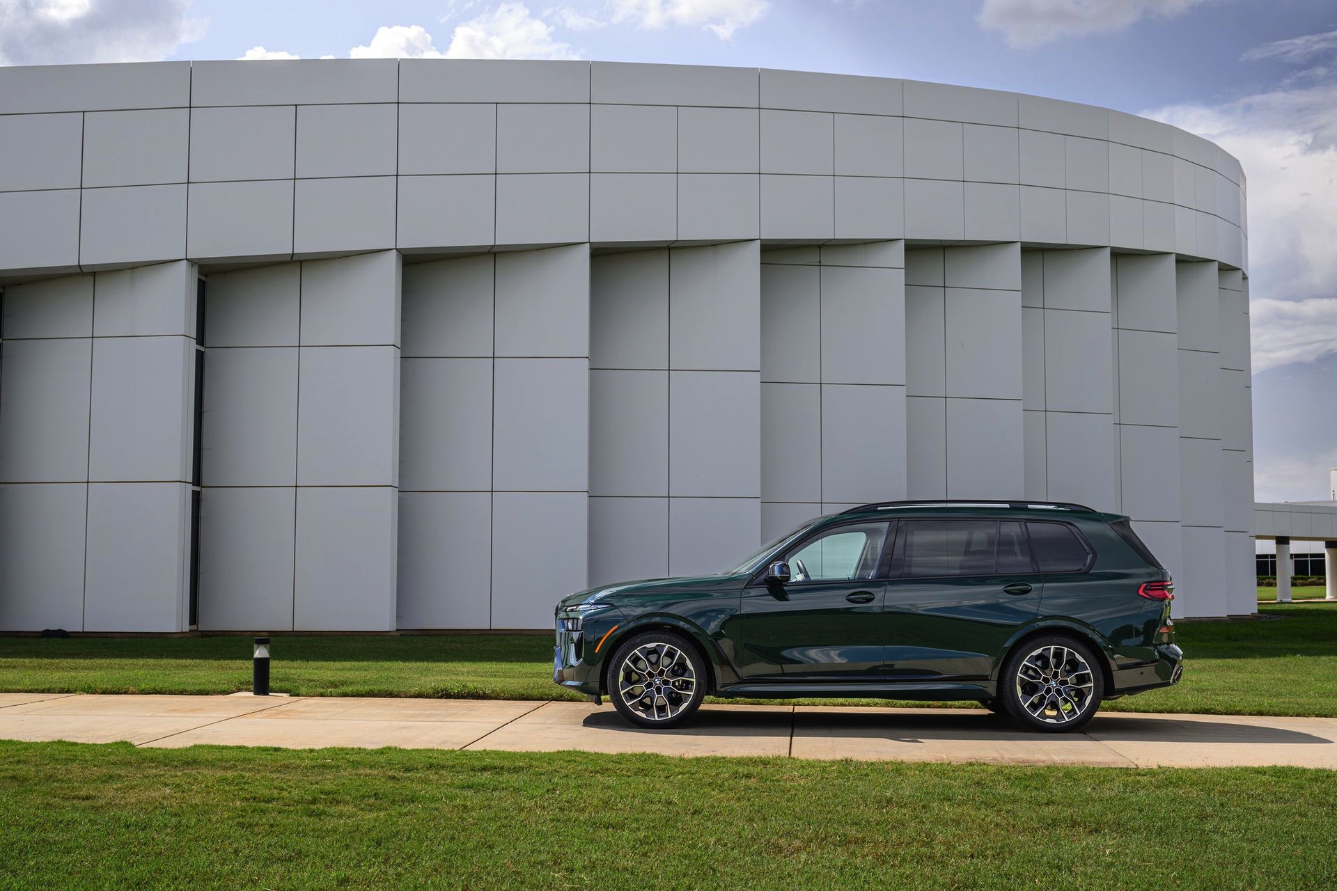 M60i Individual: BMW X7 Facelift in British Racing Green