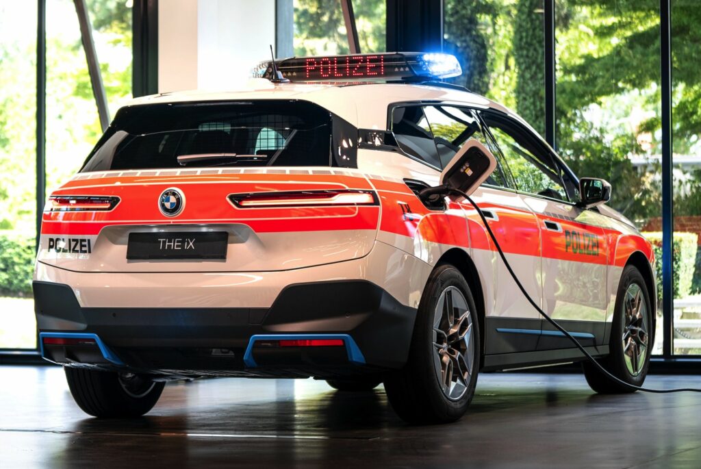 Großostheim: Fahrerin übersah Blaulicht: Elektro-SUV kracht in Polizei-BMW, Regional