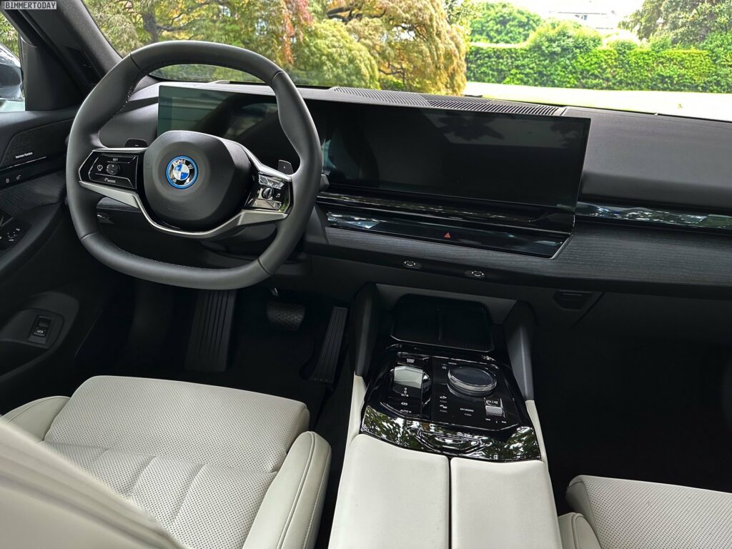 2023-BMW-5er-G60-Veganza-Rauchweiss-Esche-graublau-04-1024x768.jpg