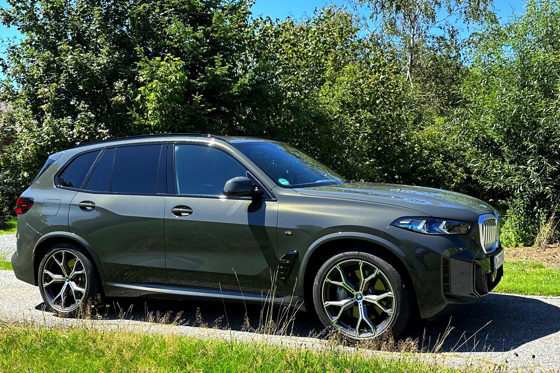BMW X5 xDrive50e: Power-Hybrid mit 489 PS in Dravitgrau