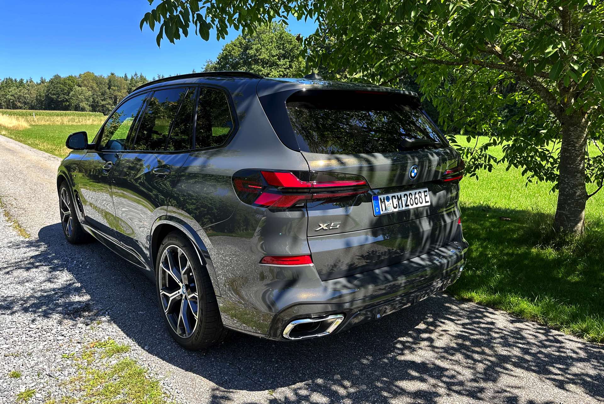 BMW X5 xDrive50e: Power-Hybrid mit 489 PS in Dravitgrau