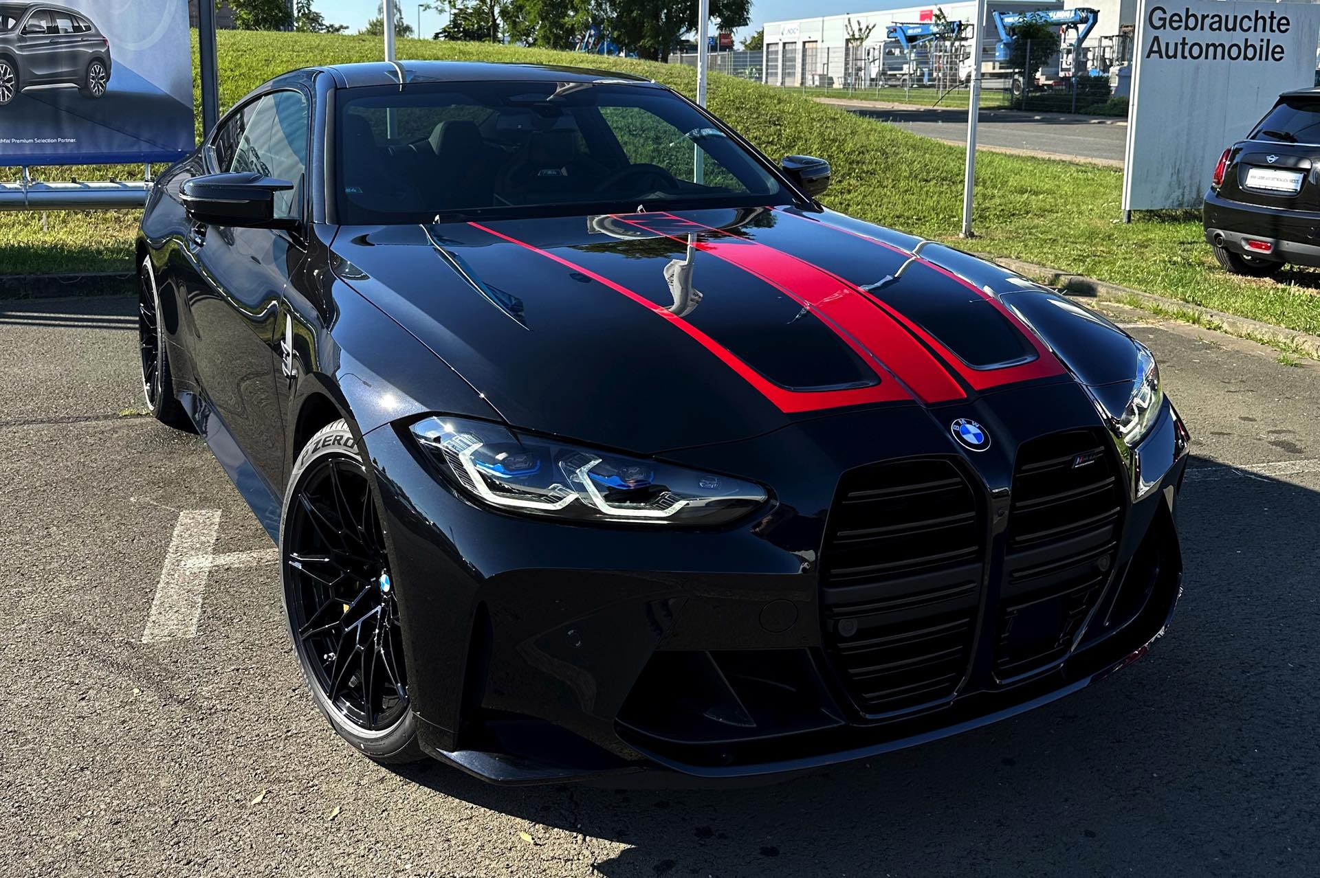 BMW M Grafik Rot auf Schwarz: M4 mit Details in Kontrastfarbe