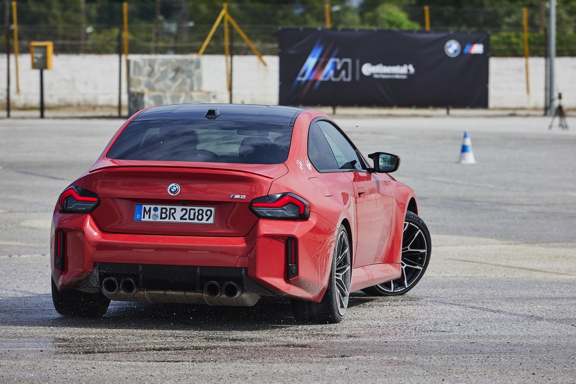 BMW M2 G87: Mehr dynamische Fotos in Rot, Grau & Schwarz
