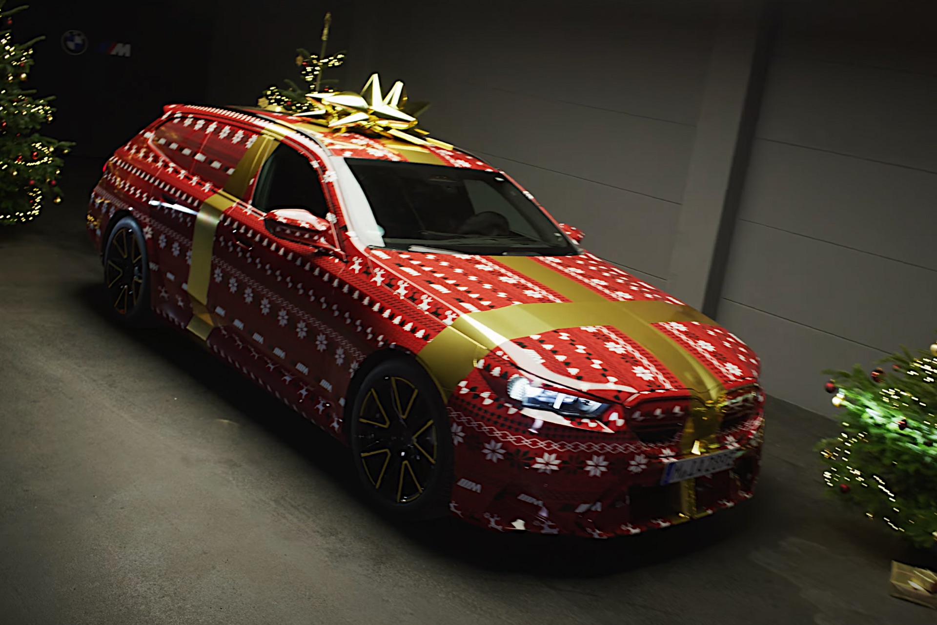 XXL-Weihnachtsgeschenk: BMW M5 Touring G99 im X-Mas-Outfit
