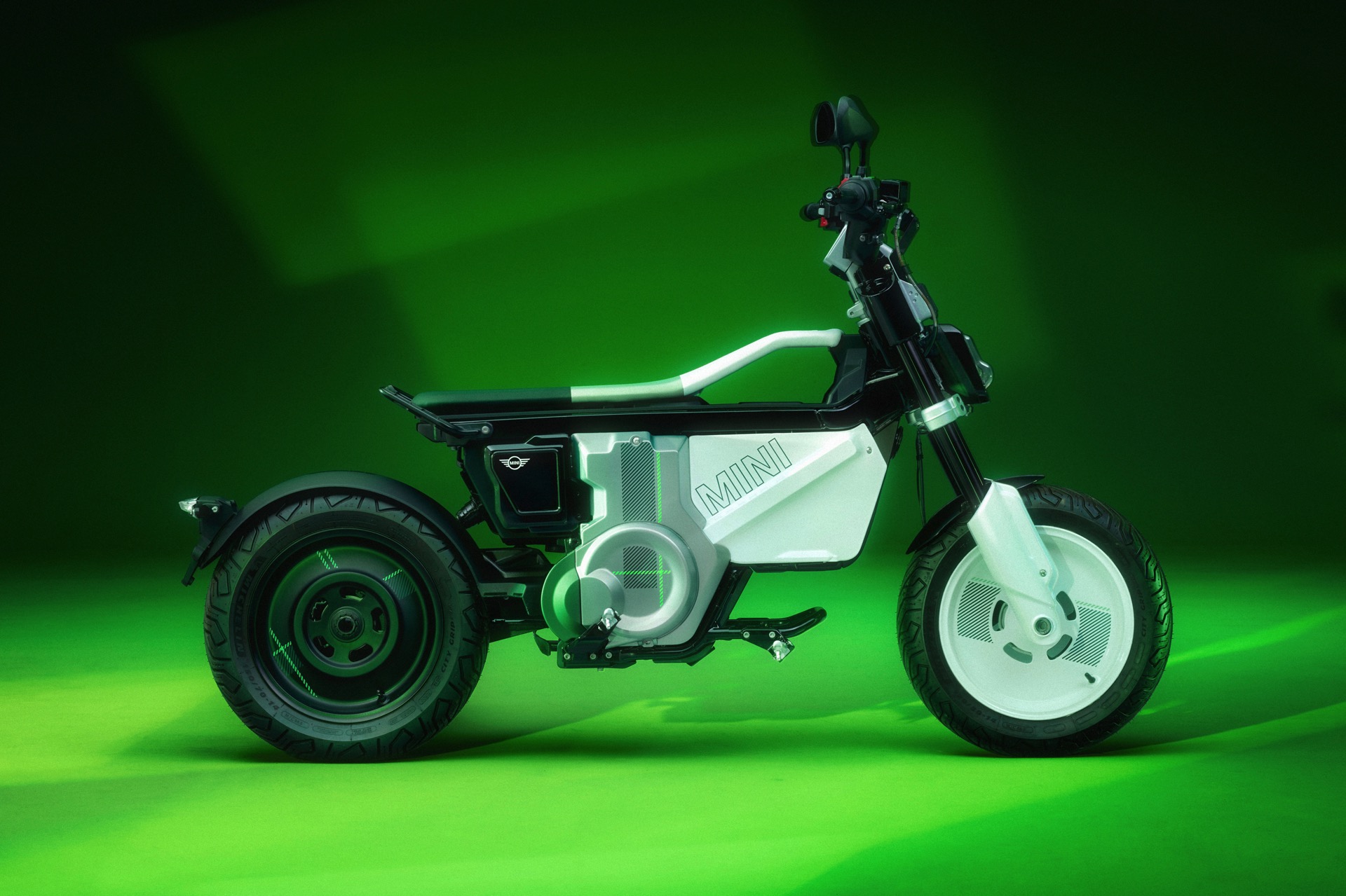 MINI Scooter wird konkret: BMW CE 02 im MINI-Look enthüllt