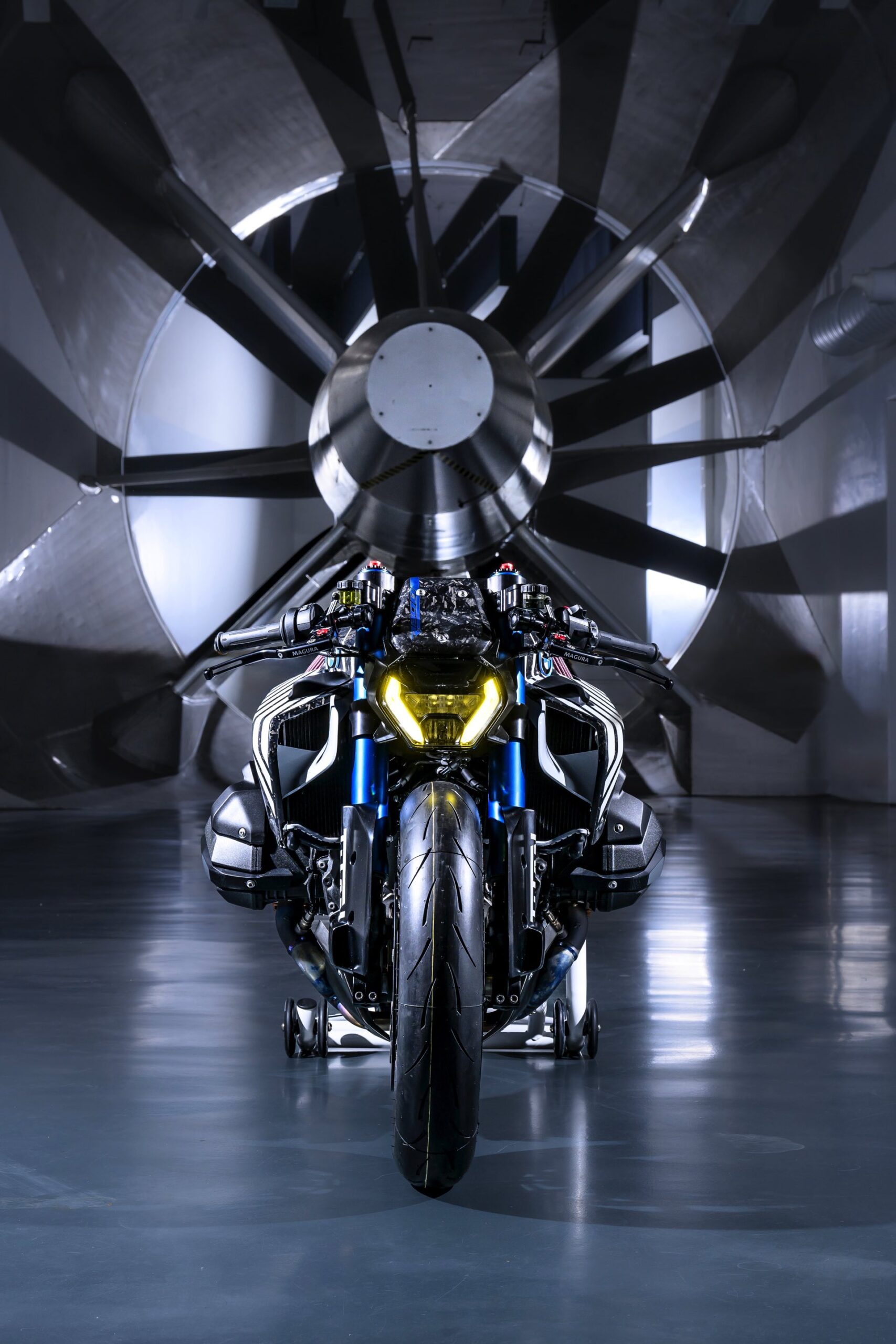 BMW R 1300 R Titan: Custom Bike mit Akrapovic-Expertise