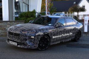 BMW Alpina-7er: G72-Erlkönig zeigt gelbes Tagfahrlicht & 4 Endrohre