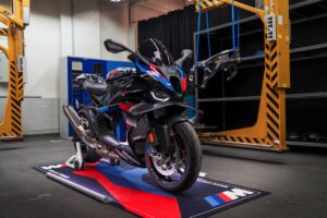 BMW M 1000 RR 2027: Rennsport-Rahmen spart 1,3 Kilogramm Gewicht