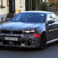 BMW M5 Facelift 2027: Erlkönig-Fotos zeigen Farbe und neue Lichttechnik