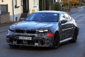BMW M5 Facelift 2027: Erlkönig-Fotos zeigen Farbe und neue Lichttechnik