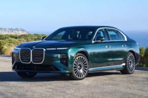 Vancouver Green: BMW i7 Facelift in sattem Grün und M Sport-Look