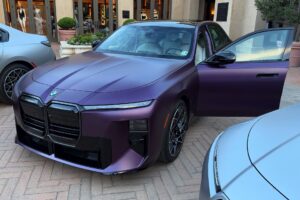 Garantiert nicht unauffällig: BMW 7er Facelift 2026 in Frozen Purple