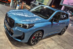 BMW X1 M35i in Malediven-Blau: 300 PS in sanft-blauem Individual-Look