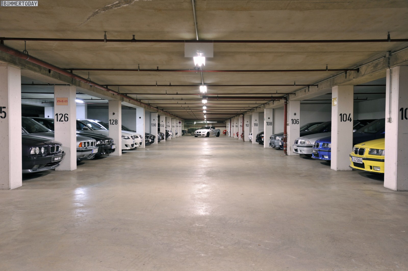 Прием машиноместа. BMW X 7 на подземном паркинге. Подземная парковка. Подземный гараж. Подземная стоянка для автомобилей.