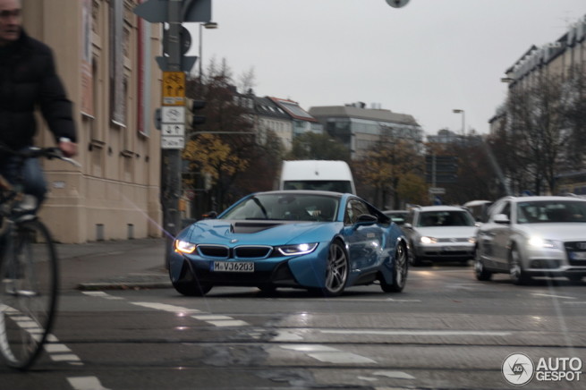 BMW-i8-Protonic-Blue-2014-Hybrid-Sportwagen-Autogespot-1