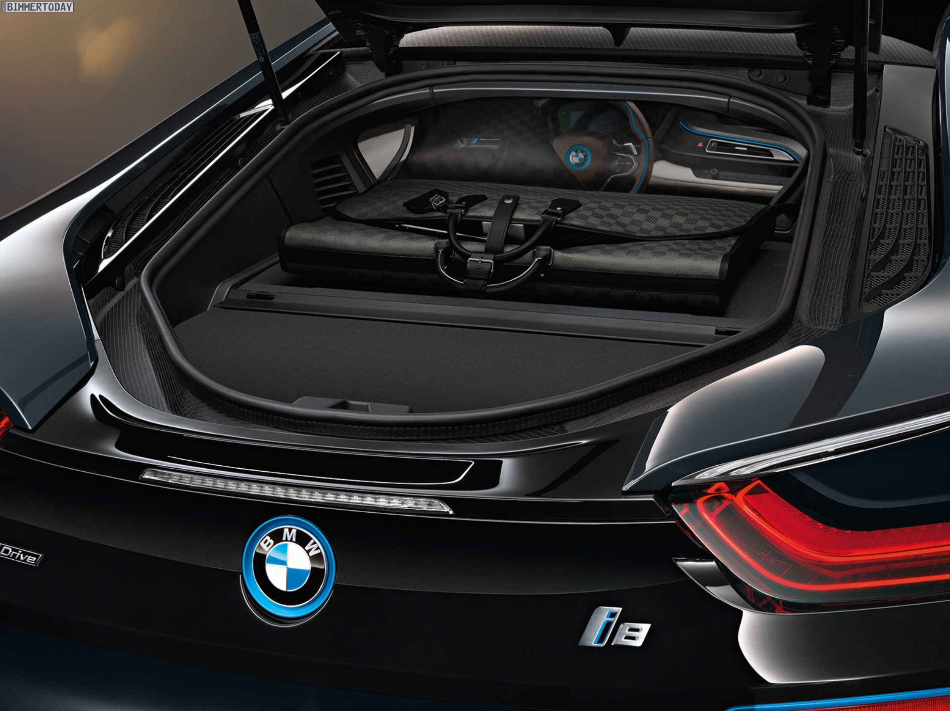 Louis Vuitton: Carbon-Taschen als leichtes Reise-Zubehör für BMW i8